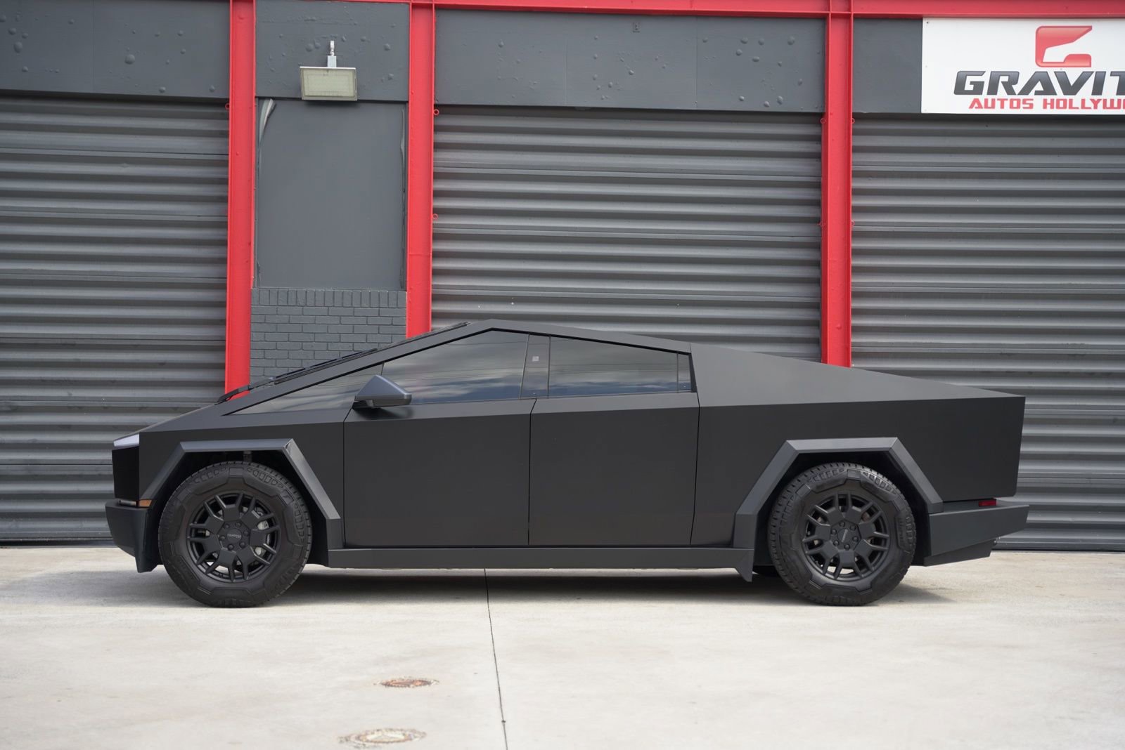 Used 2024 Tesla Cybertruck AWD Crew Cab image 5