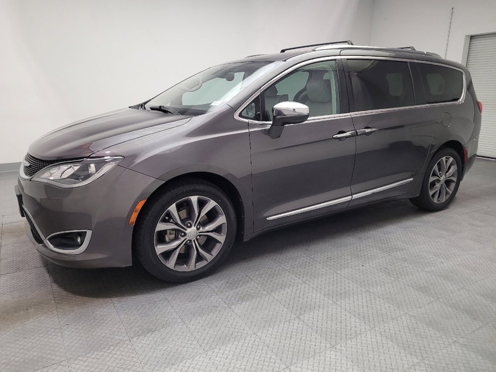 Used 2017 Chrysler Pacifica Limited w/ UConnect Theater Package FWD image 2