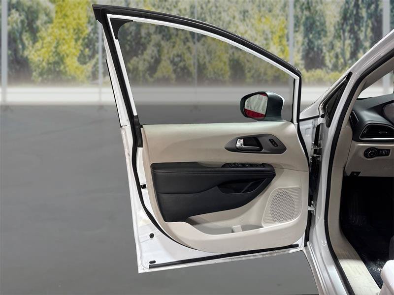 Used 2023 Chrysler Pacifica Touring-L FWD image 20