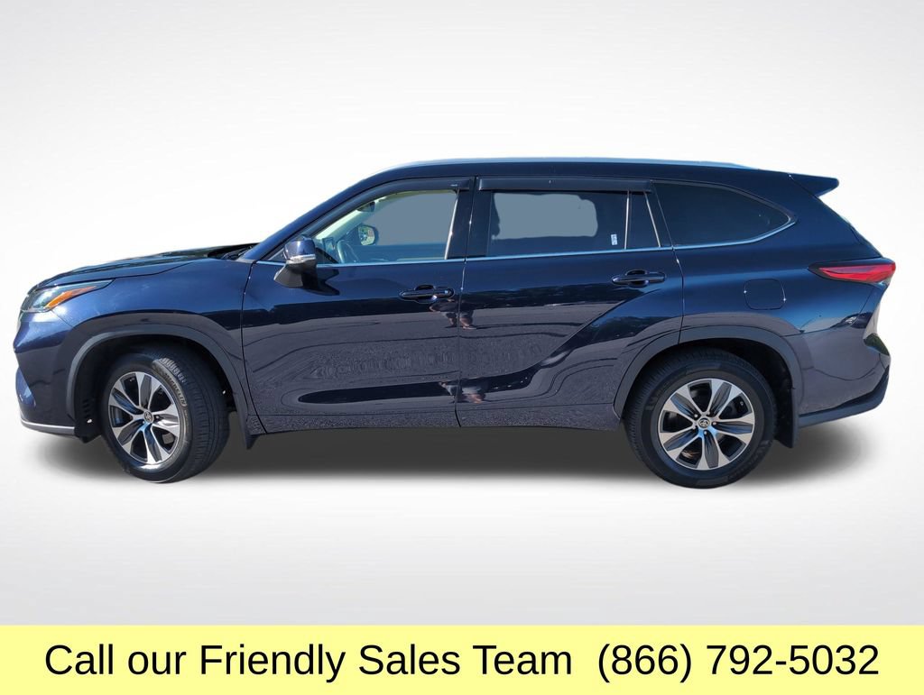 Used 2022 Toyota Highlander XLE AWD/4WD image 2