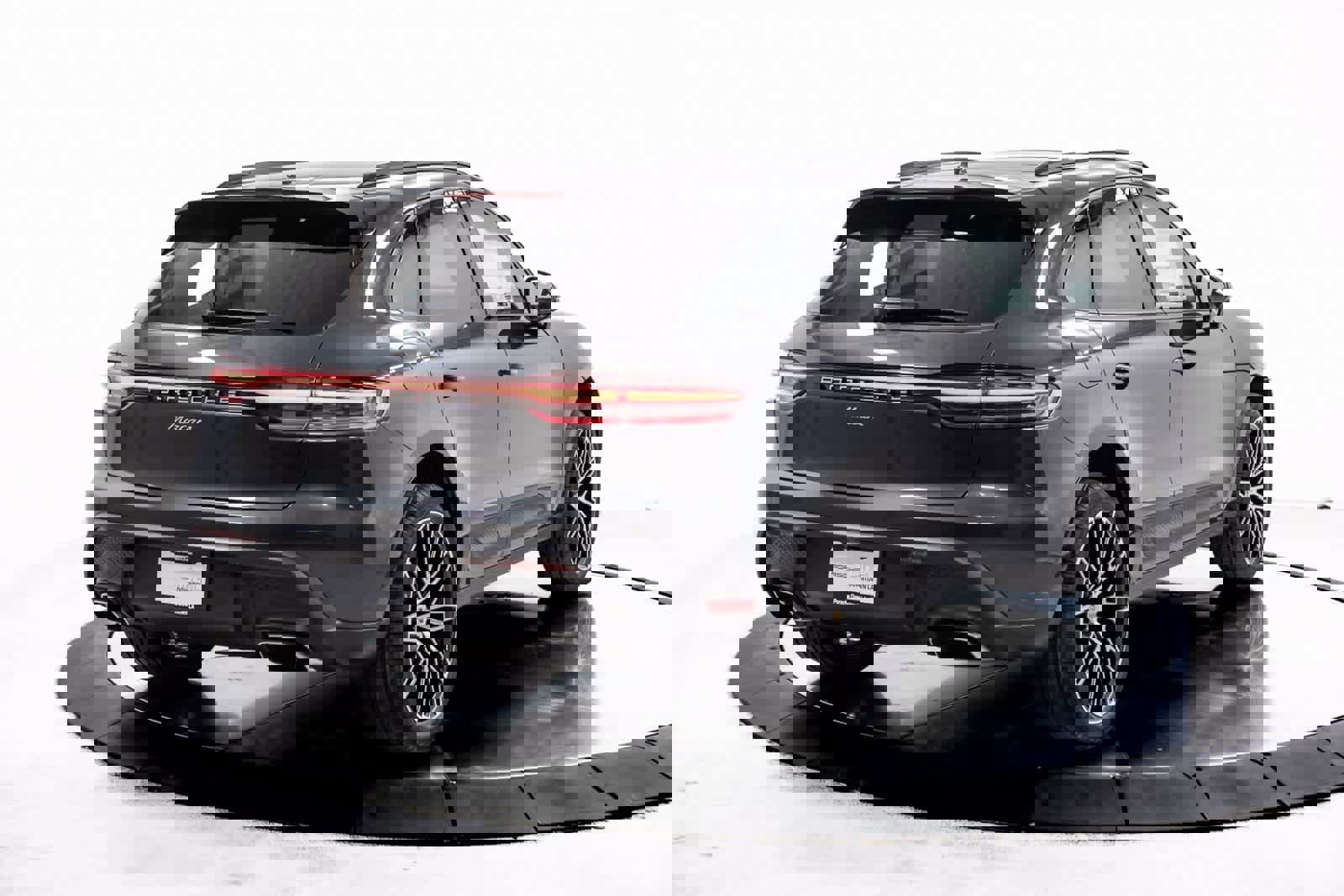 Certified 2025 Porsche Macan image 7