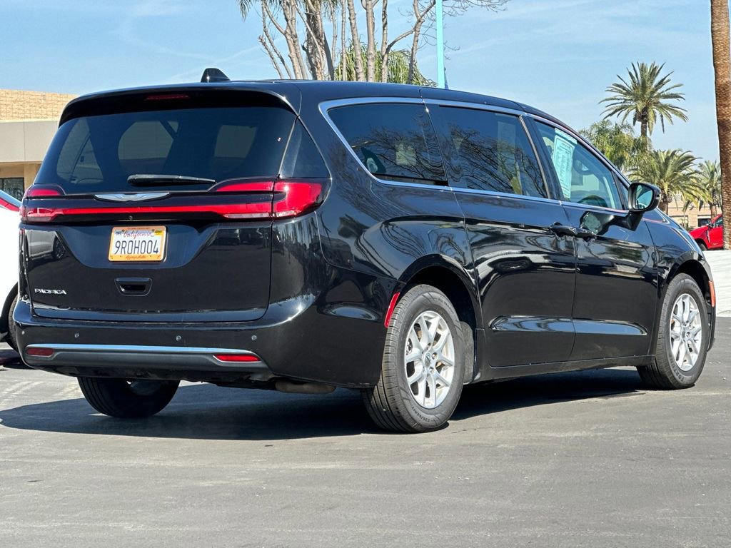 Used 2023 Chrysler Pacifica Touring-L FWD image 3