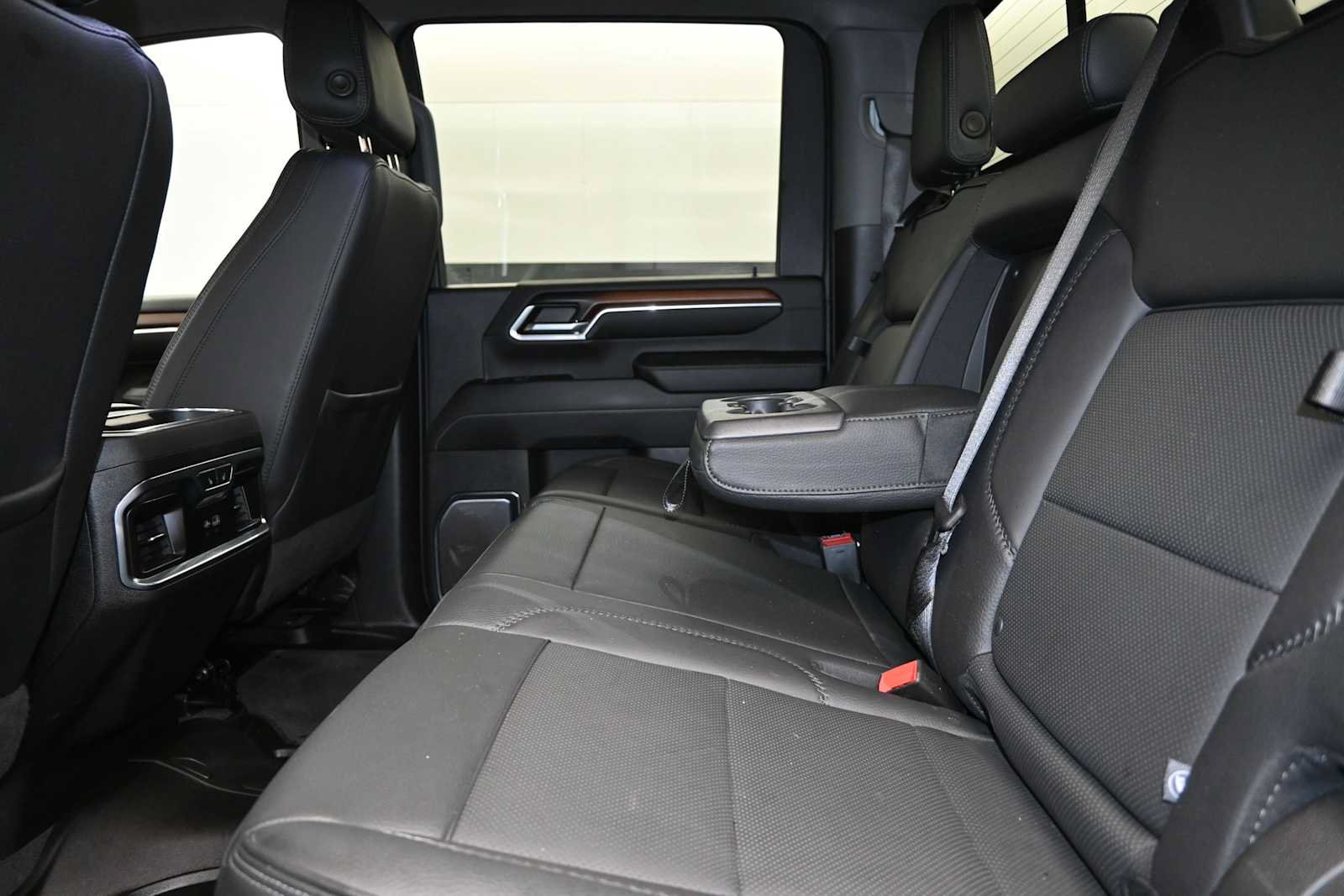 Used 2024 GMC Sierra 3500 Denali w/ Denali Reserve Package AWD/4WD image 23