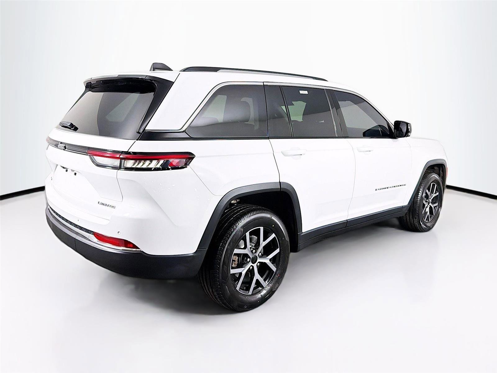 Used 2023 Jeep Grand Cherokee Limited image 7