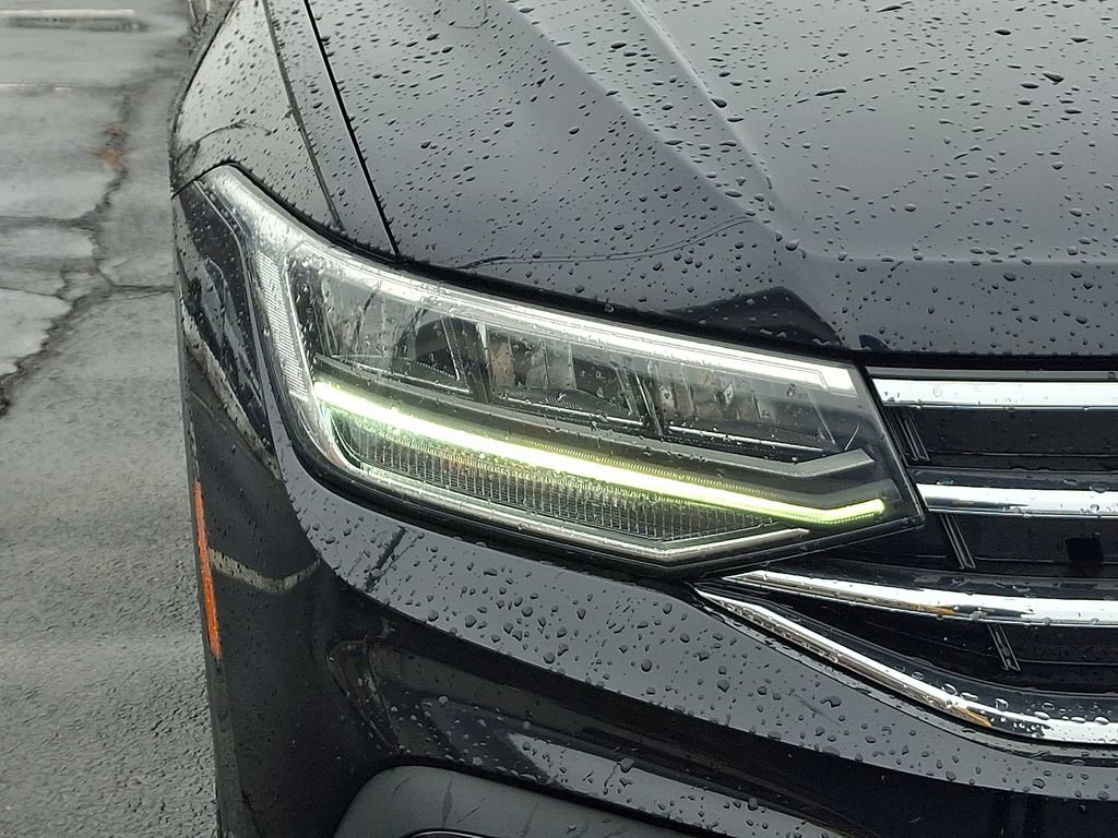 Certified 2022 Volkswagen Tiguan SE w/ Panoramic Sunroof Package image 9
