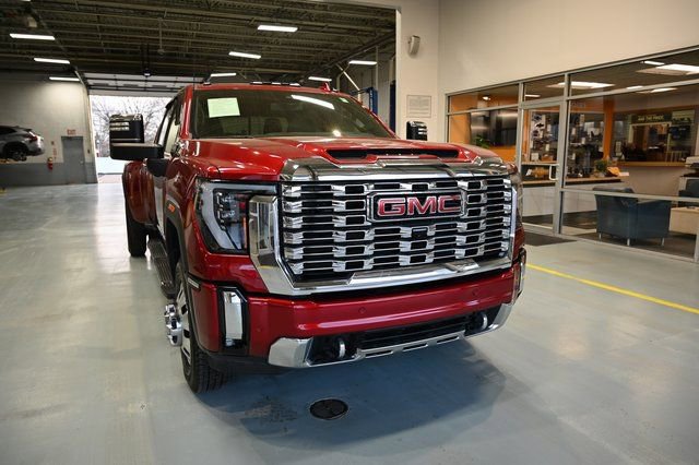 Used 2024 GMC Sierra 3500 Denali image 3