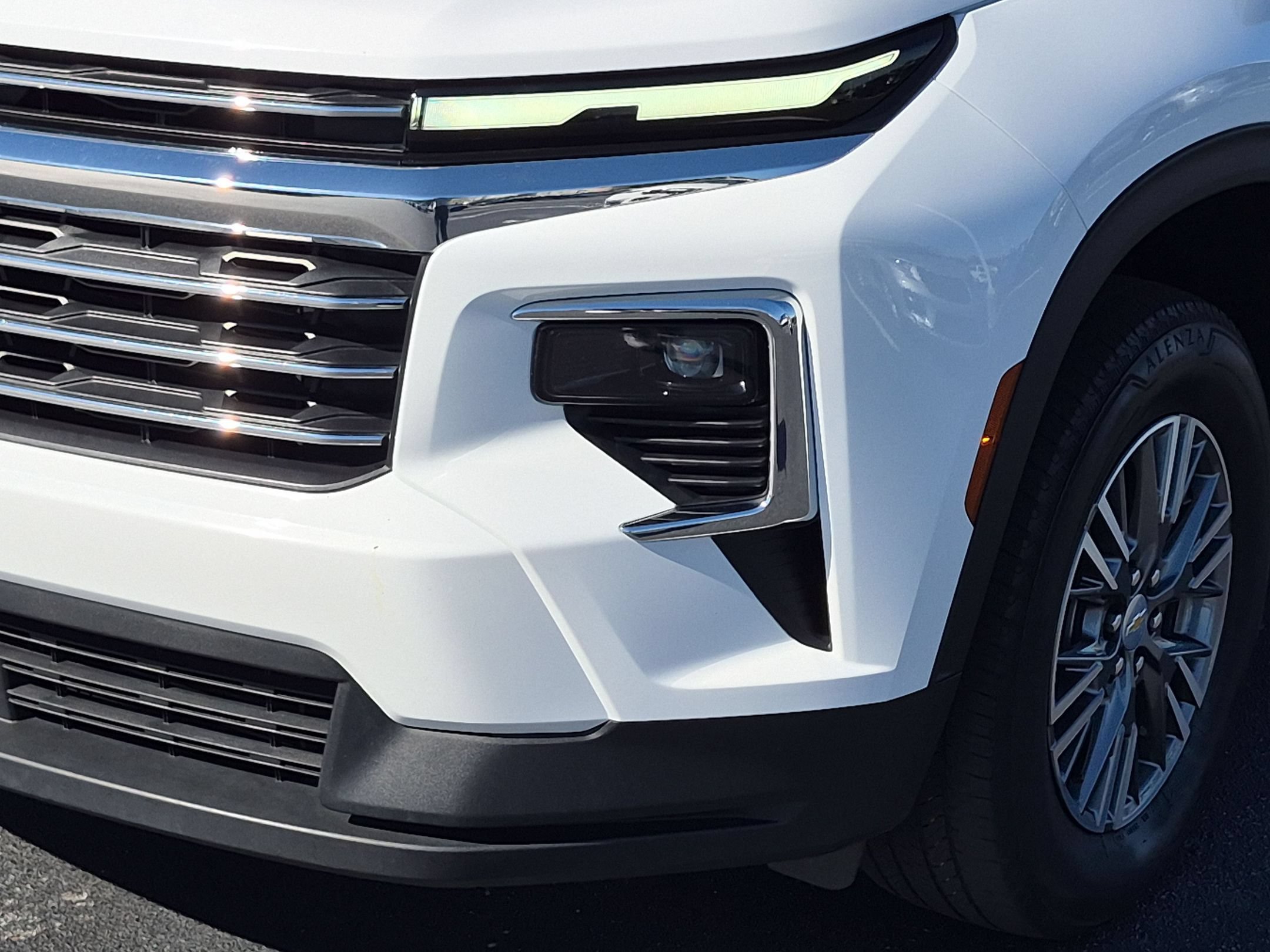 Used 2025 Chevrolet Traverse LT FWD image 9