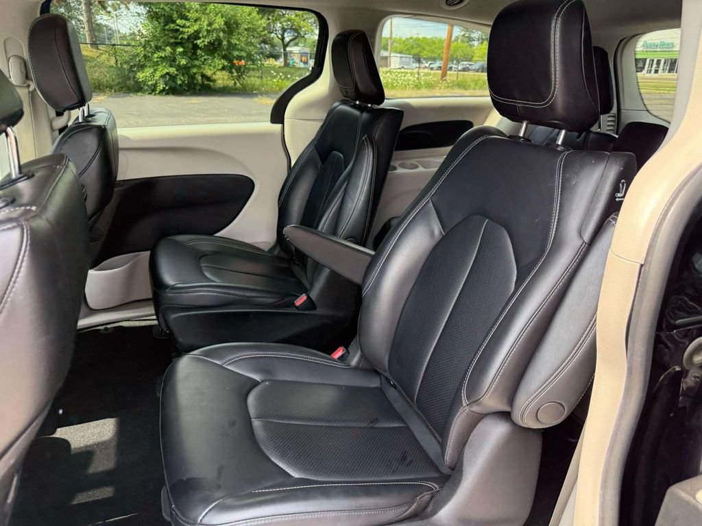 Used 2023 Chrysler Pacifica Touring-L FWD image 14