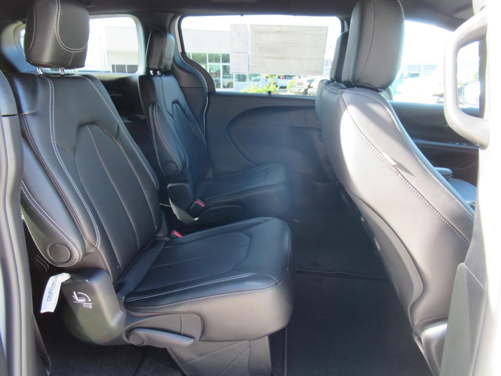 New 2027 Chrysler Pacifica Select FWD image 30