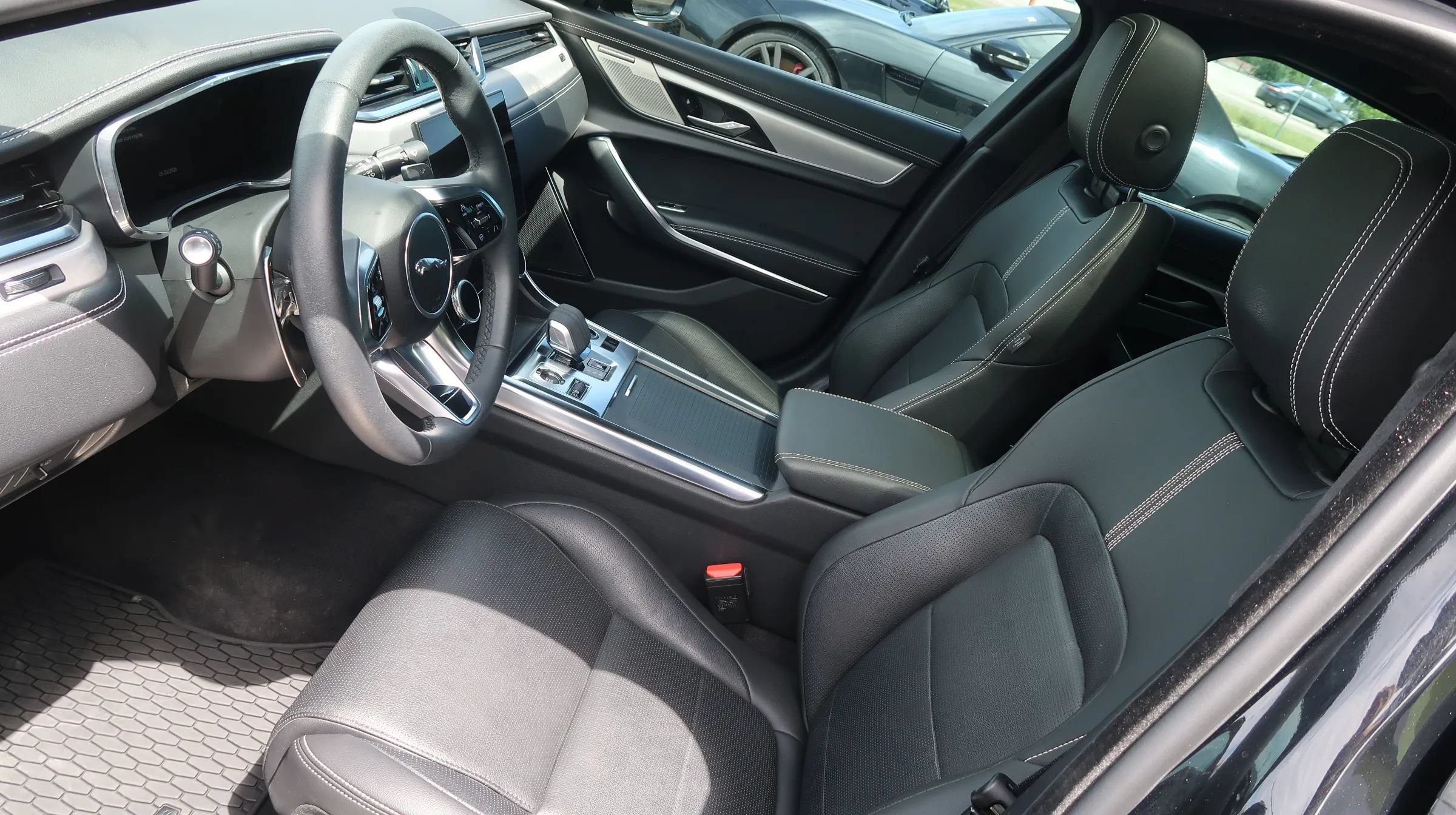 Used 2024 Jaguar XF R-Dynamic SE AWD/4WD image 17