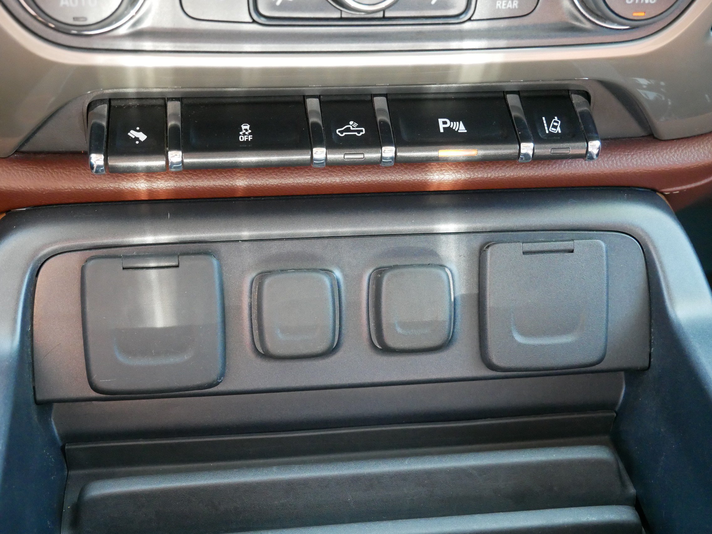 Used 2014 Chevrolet Silverado 1500 High Country w/ High Country Premium Package AWD/4WD image 32
