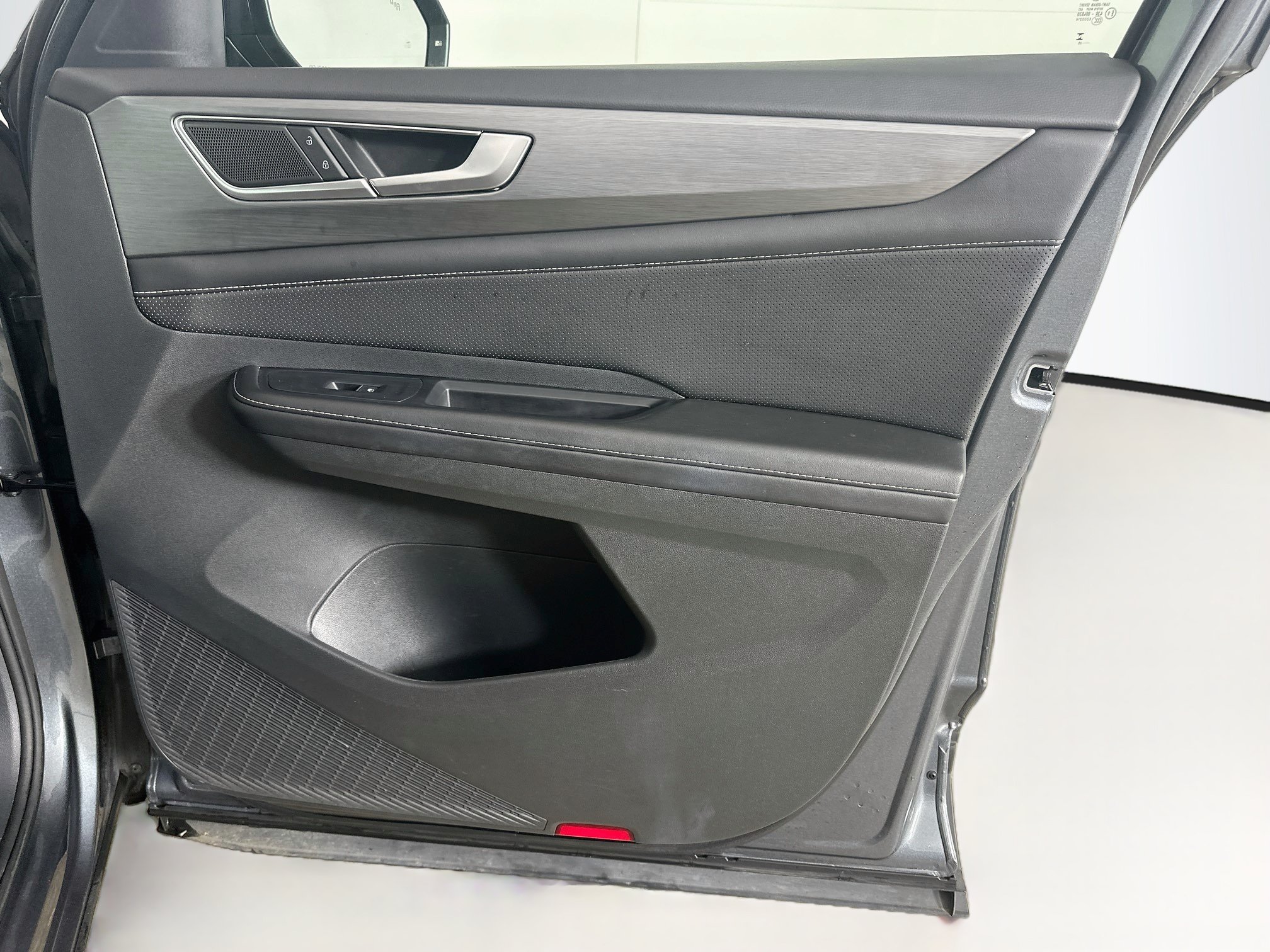 Used 2025 Volkswagen Atlas Cross Sport SE FWD image 31