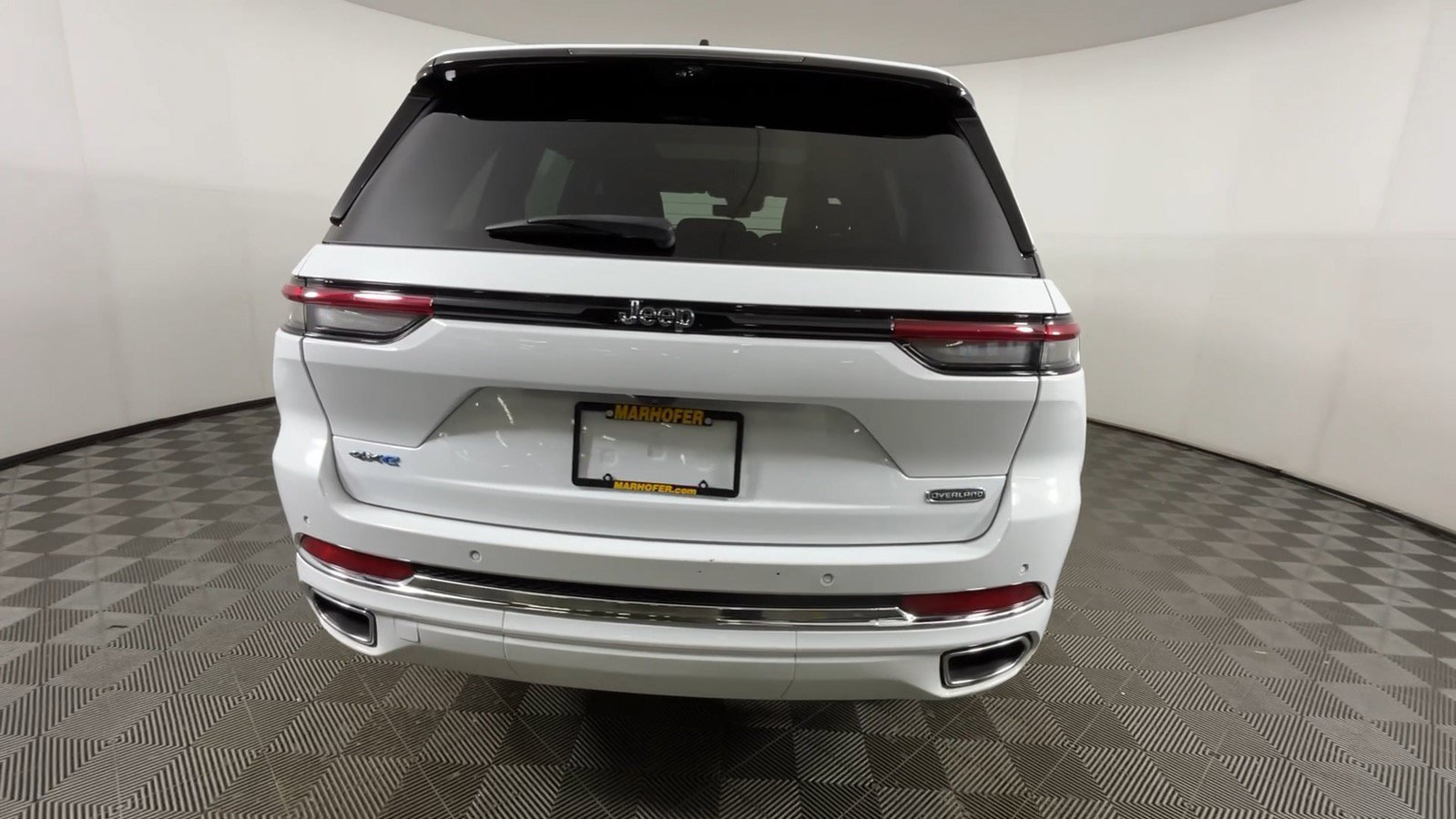 Used 2023 Jeep Grand Cherokee Overland w/ Luxury Tech Group IV AWD/4WD image 7