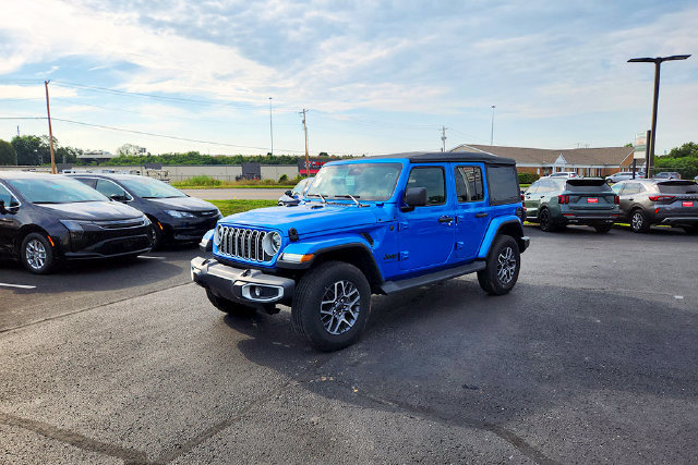 Used 2025 Jeep Wrangler Unlimited Sahara AWD/4WD image 3