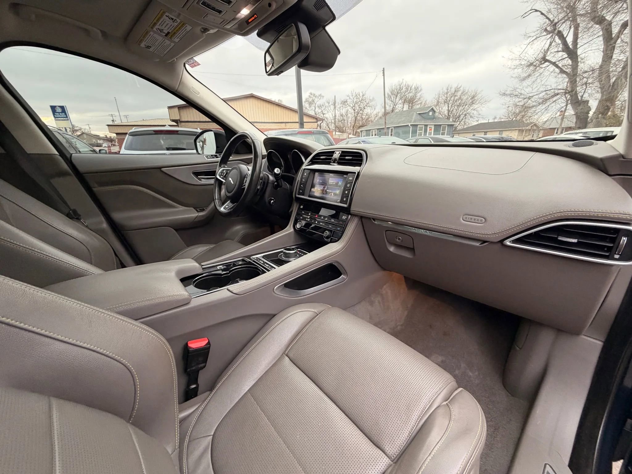 Used 2017 Jaguar F-PACE R-Sport image 20