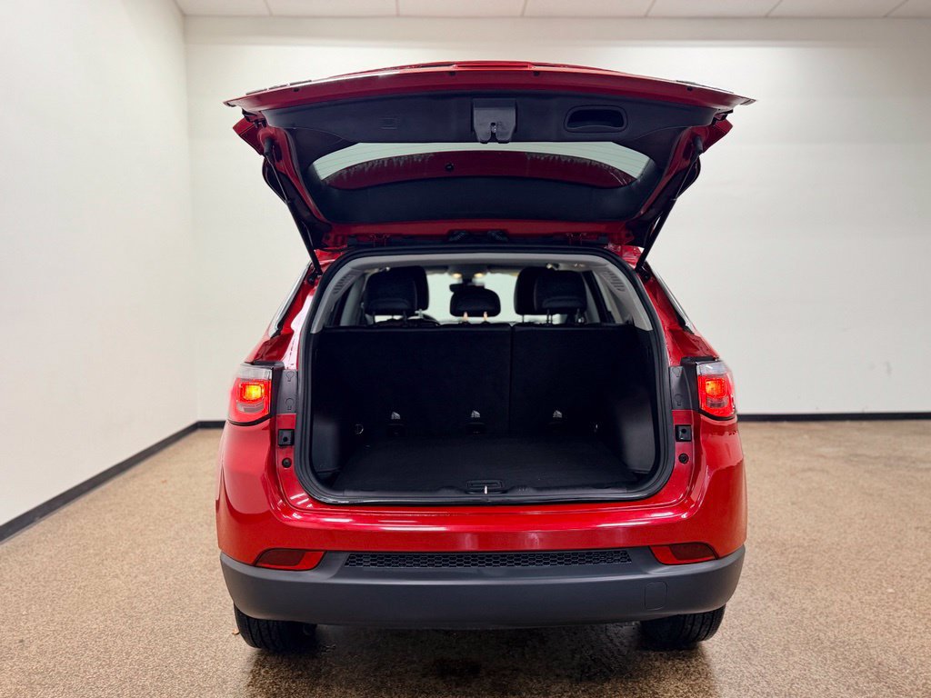 Used 2018 Jeep Compass Latitude w/ Popular Equipment Group AWD/4WD image 5