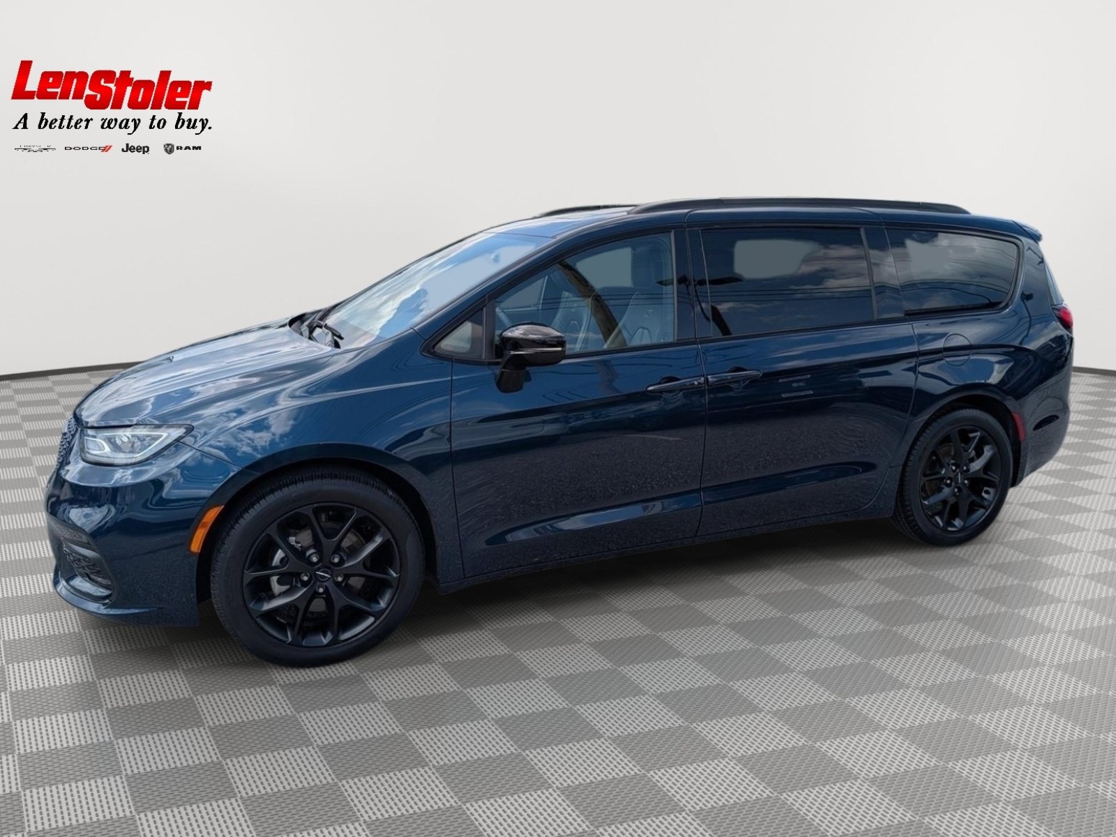 Used 2025 Chrysler Pacifica Limited FWD image 2