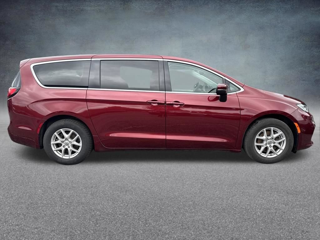 Used 2023 Chrysler Pacifica Touring-L FWD image 8