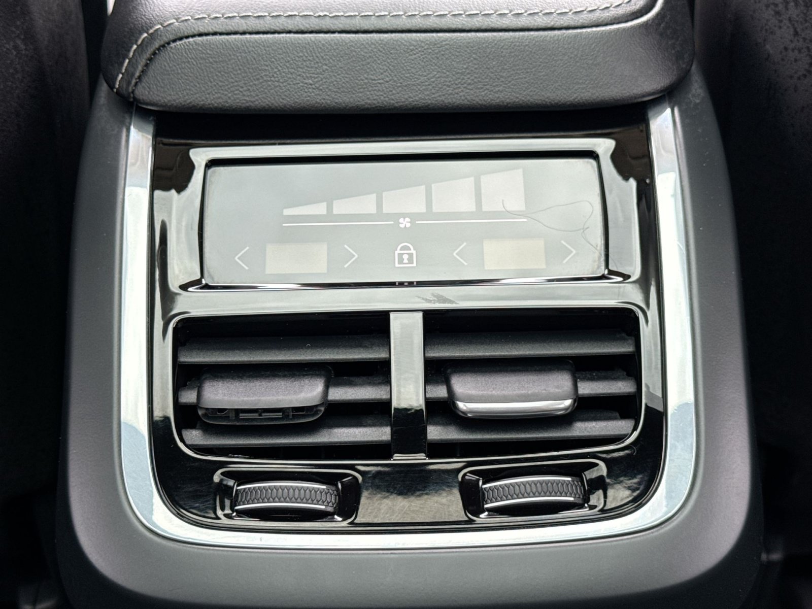 Certified 2024 Volvo XC60 B5 Ultimate w/ Protection Package Premier AWD/4WD image 23