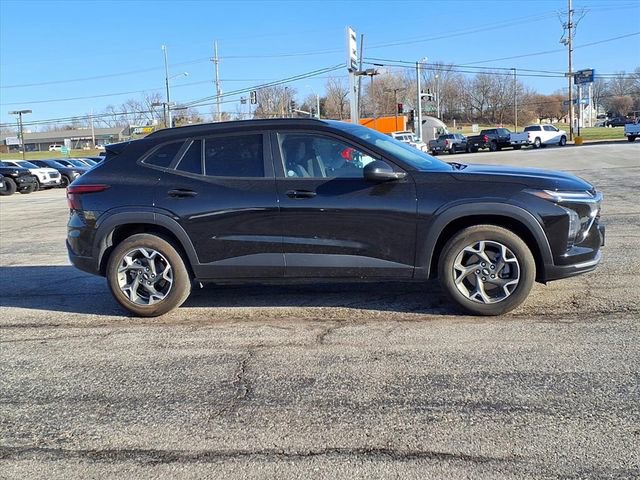 Used 2025 Chevrolet Trax LT w/ LT Convenience Package image 14