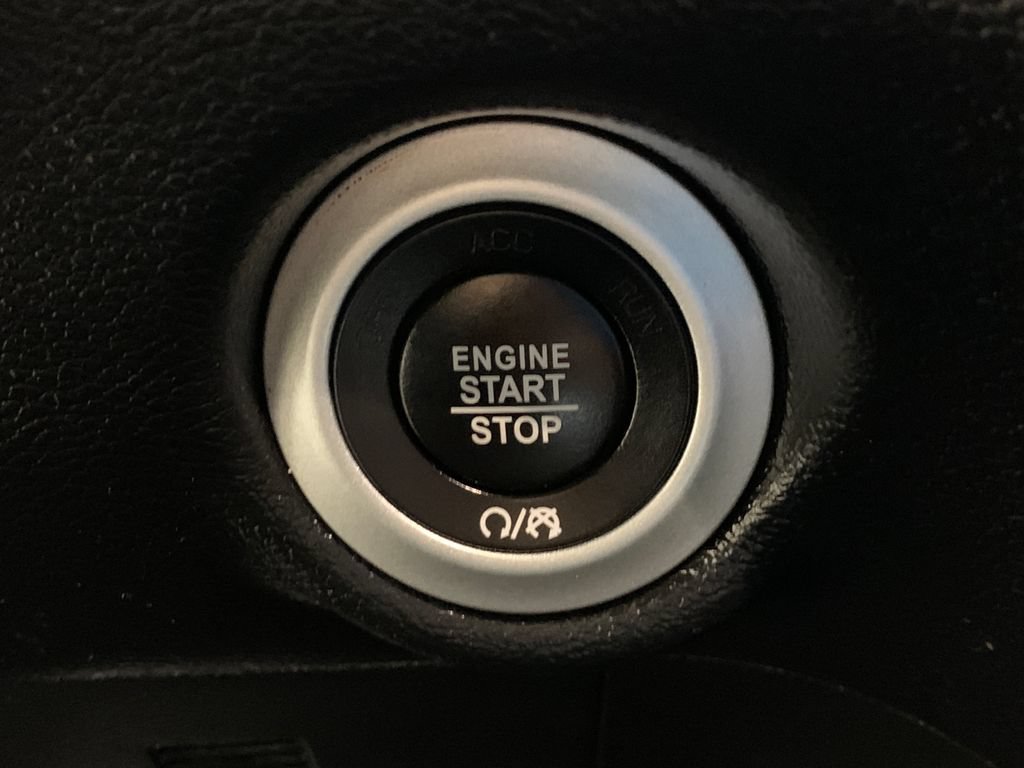 Used 2025 Chrysler Pacifica Select FWD image 28