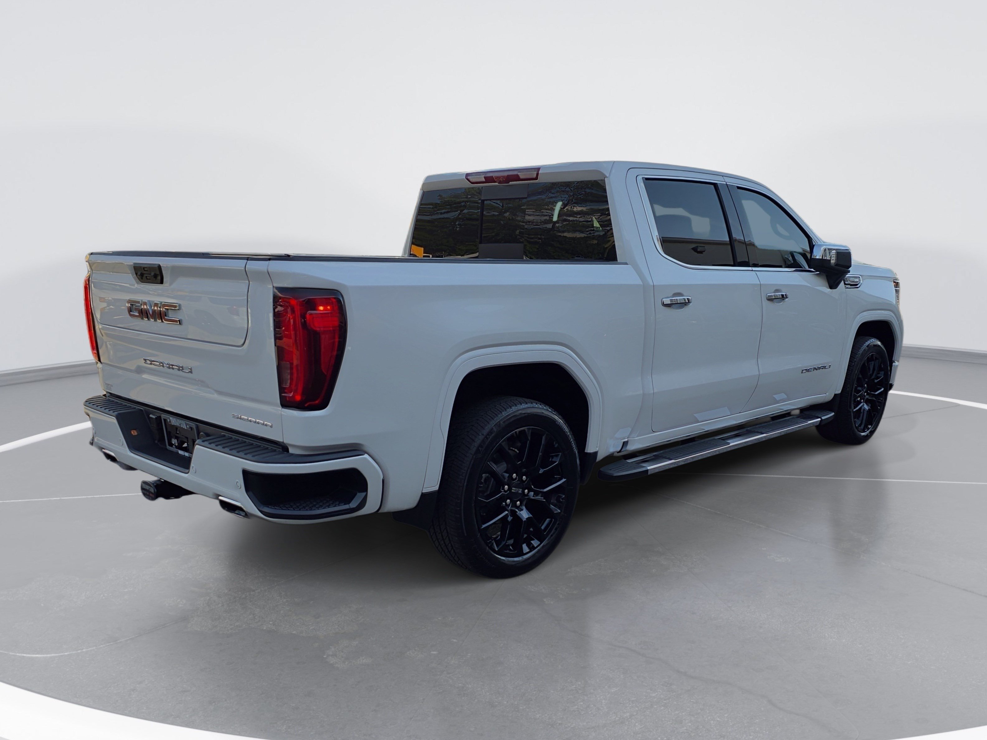 Used 2025 GMC Sierra 1500 Denali w/ Technology Package AWD/4WD image 3