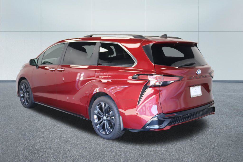 Used 2023 Toyota Sienna XSE w/ XSE Plus Package FWD image 3