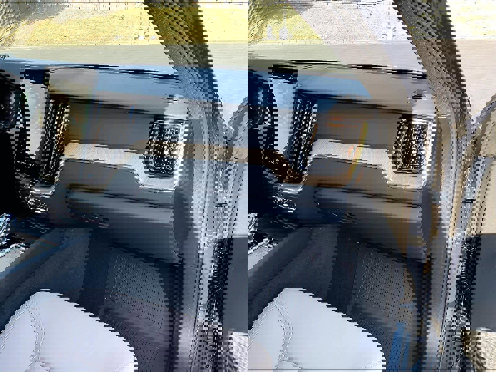 New 2026 Volvo XC60 B5 Plus w/ Protection Package Premier image 28