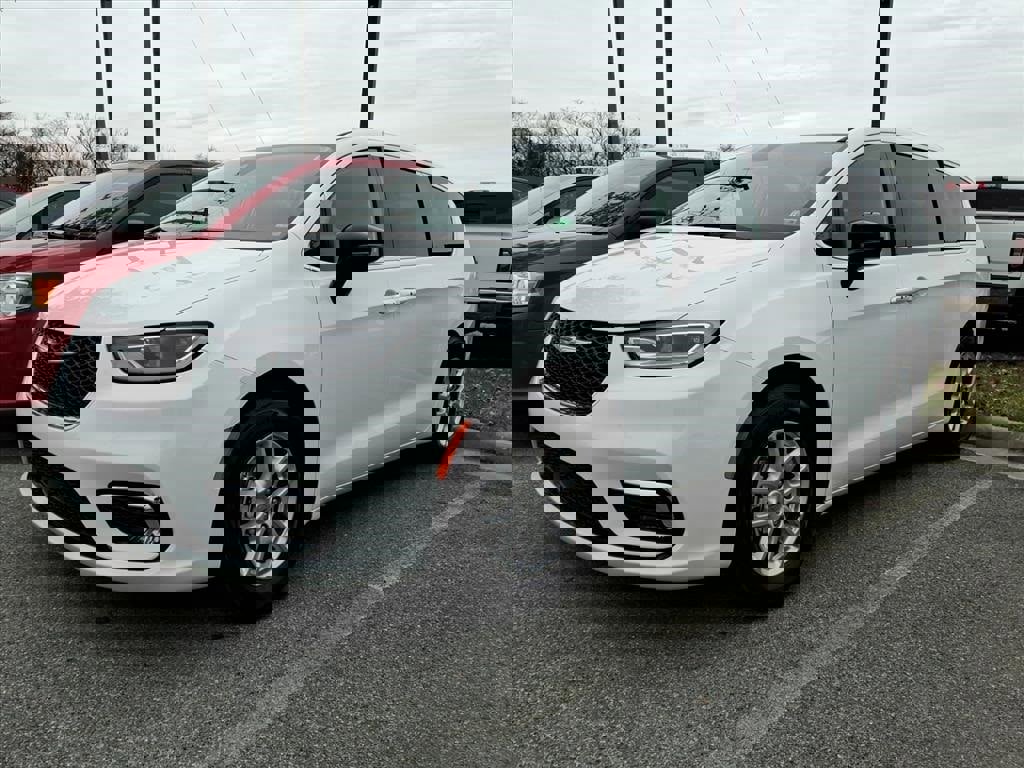 Used 2024 Chrysler Pacifica Touring-L