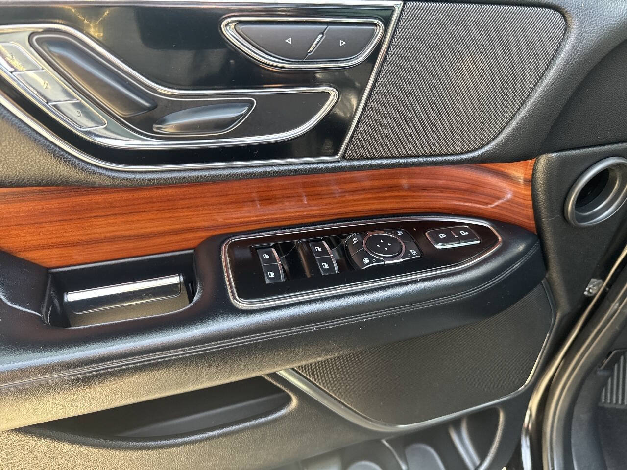 Used 2018 Lincoln Navigator Select w/ Technology Package AWD/4WD image 21