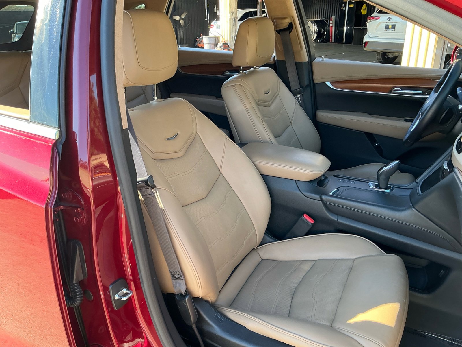 Used 2017 Cadillac XT5 Platinum w/ Driver Assist Package image 22