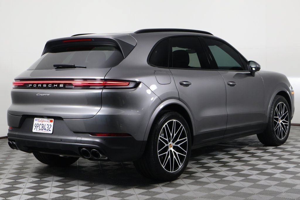 Used 2025 Porsche Cayenne AWD/4WD image 4