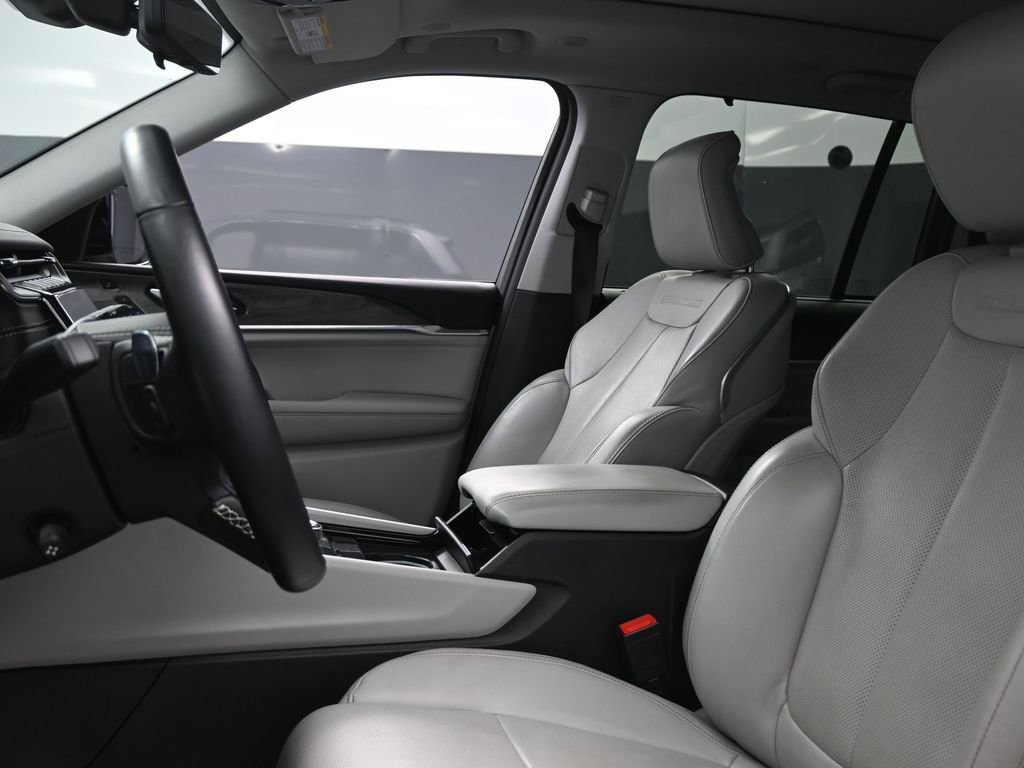 Used 2022 Jeep Grand Cherokee Overland w/ Advanced Protech Group III image 23