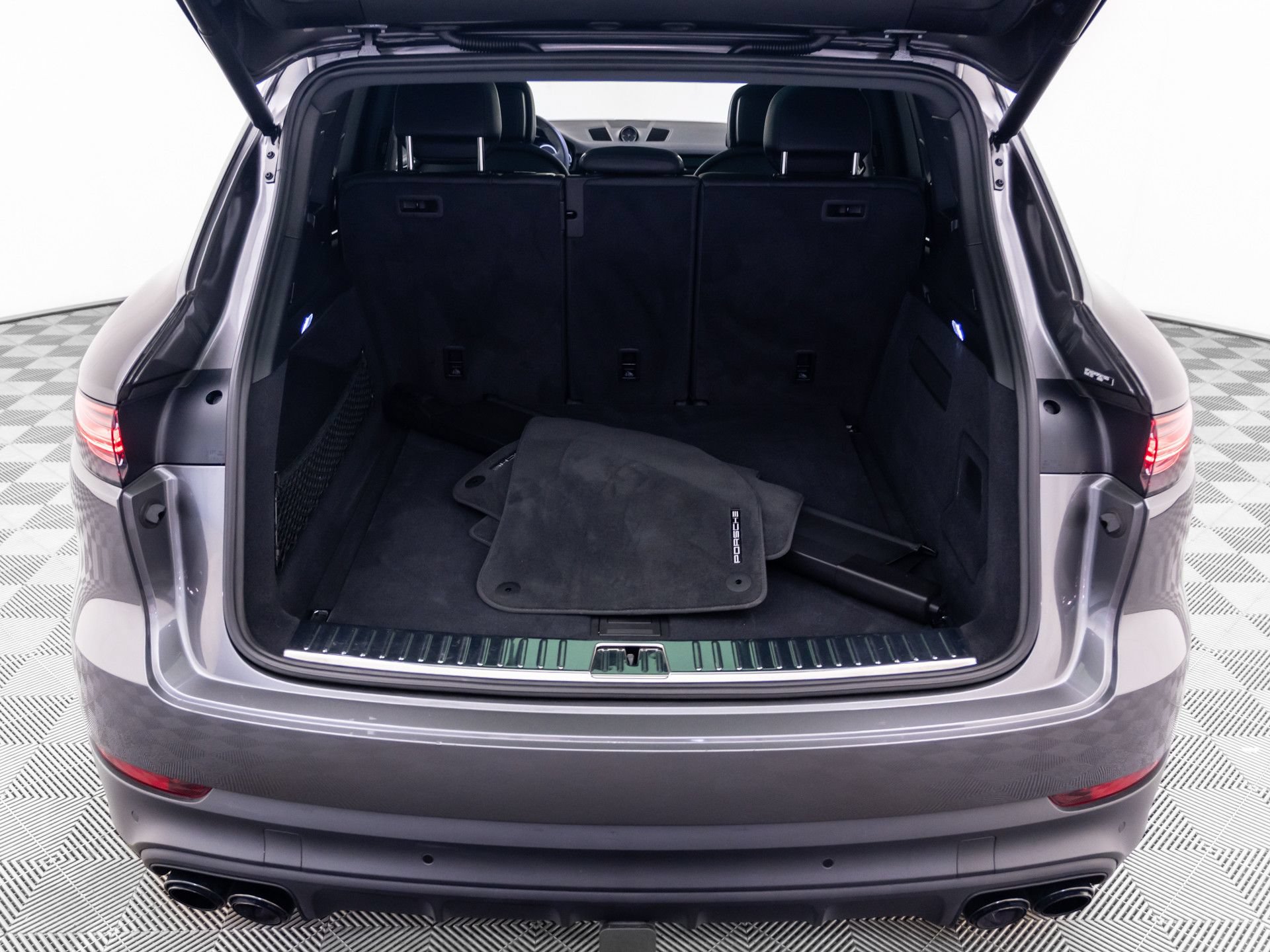Certified 2023 Porsche Cayenne AWD/4WD image 31