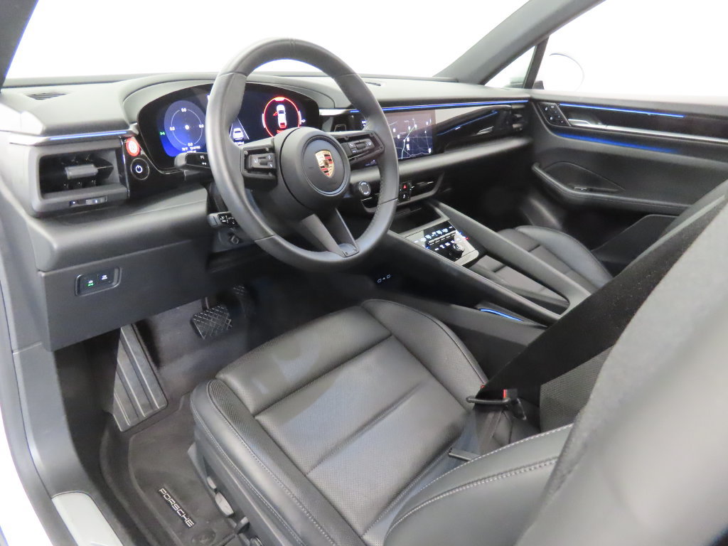 Certified 2025 Porsche Macan Electric w/ Premium Package RWD image 4