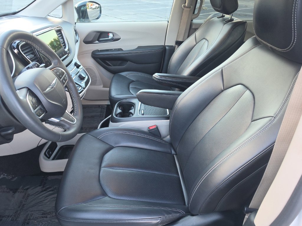Used 2024 Chrysler Pacifica Touring-L FWD image 18