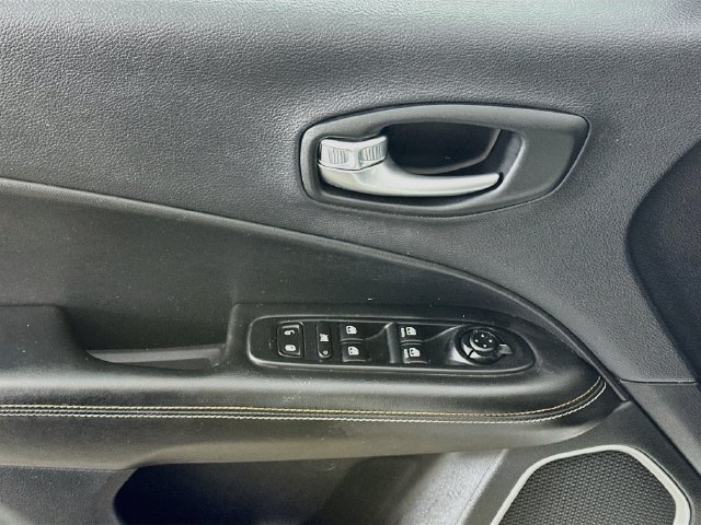 Used 2018 Jeep Compass Latitude FWD image 19