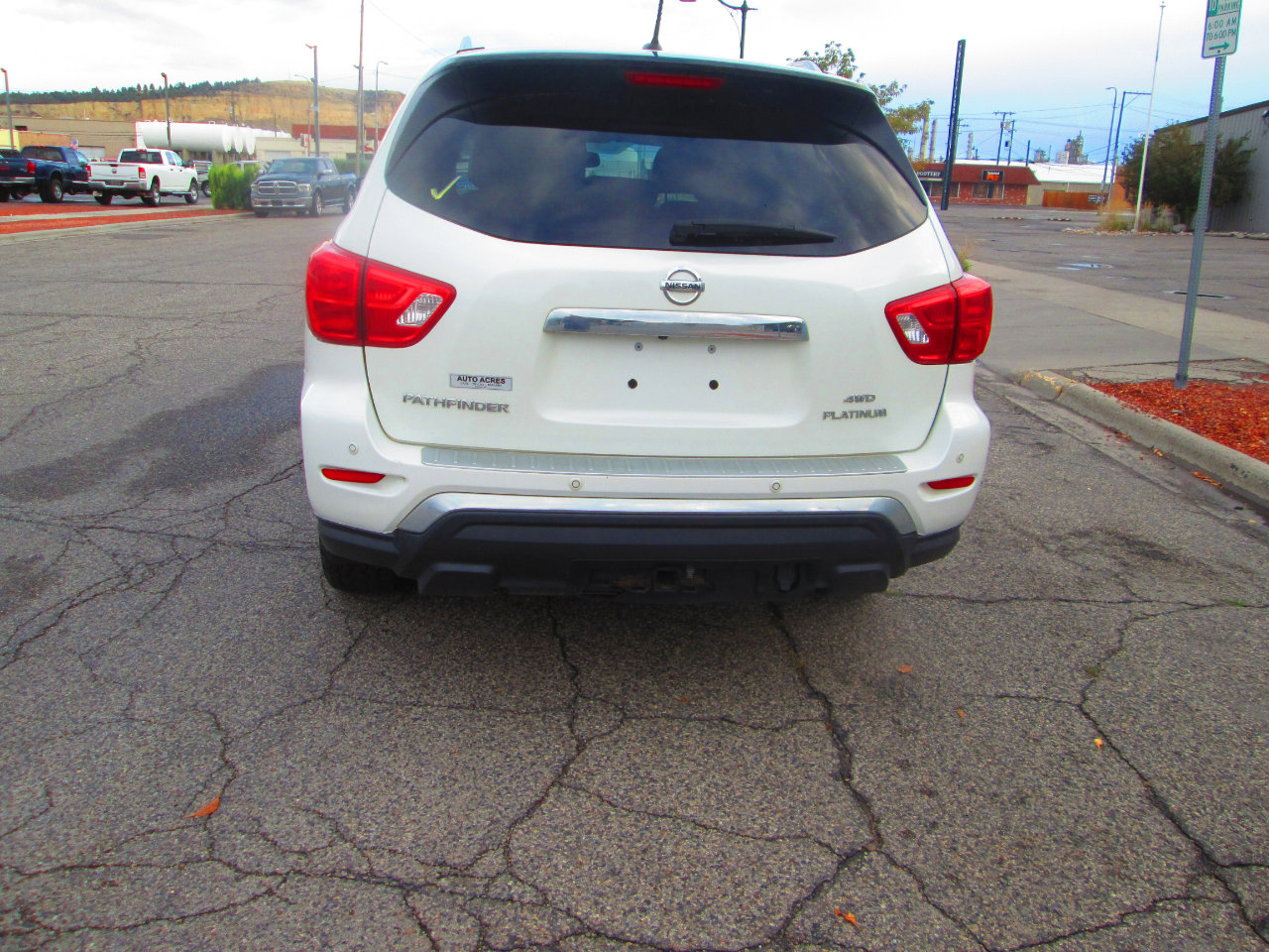 Used 2017 Nissan Pathfinder Platinum image 3