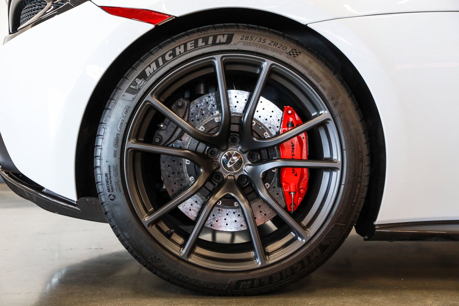 Used 2016 McLaren 570S Coupe RWD image 17