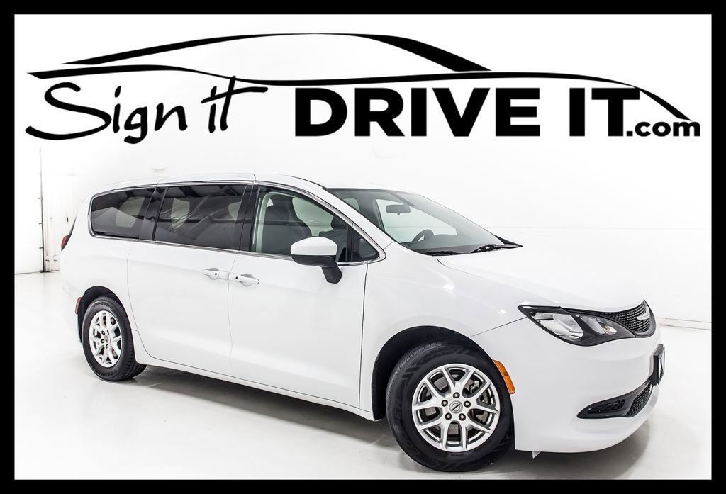 Used 2022 Chrysler Voyager LX image 1