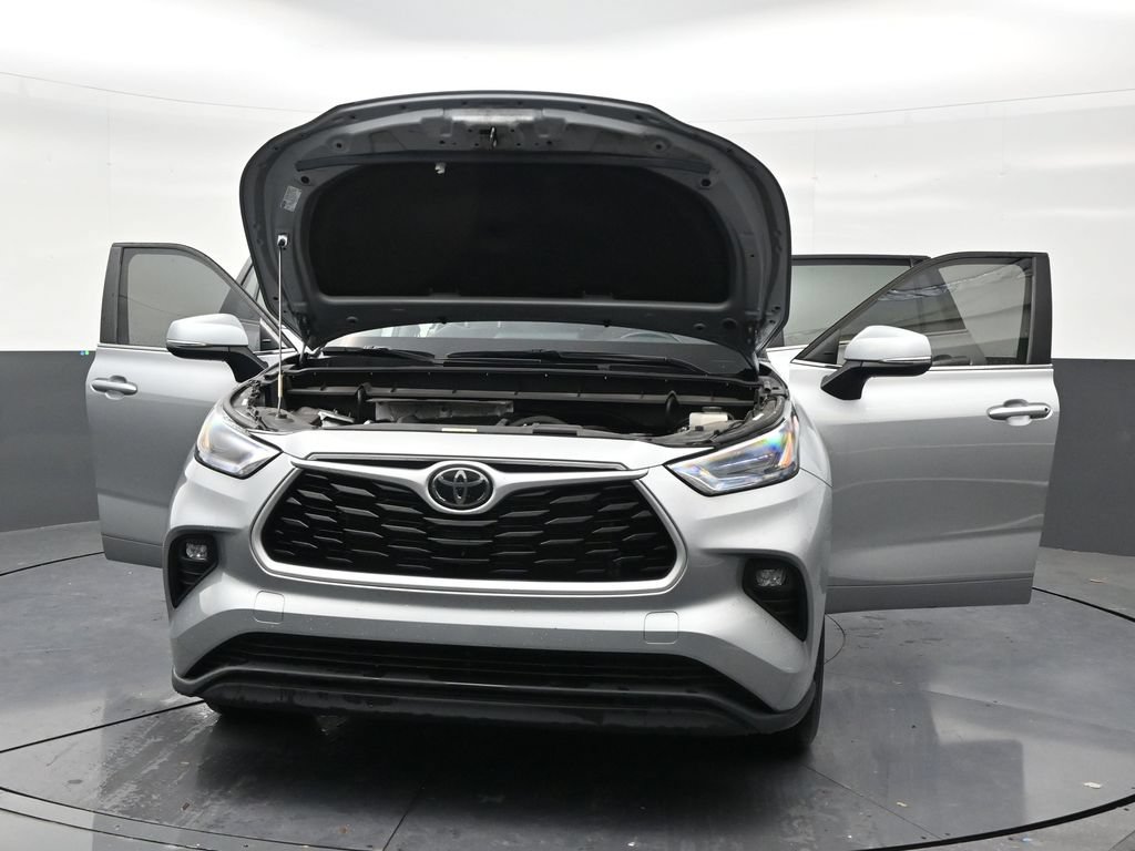 Used 2024 Toyota Highlander LE FWD image 32