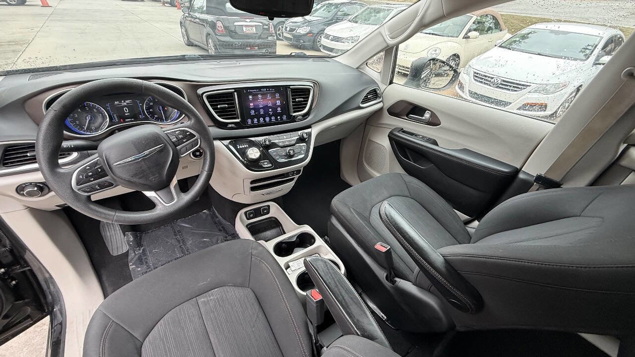 Used 2017 Chrysler Pacifica Touring FWD image 41