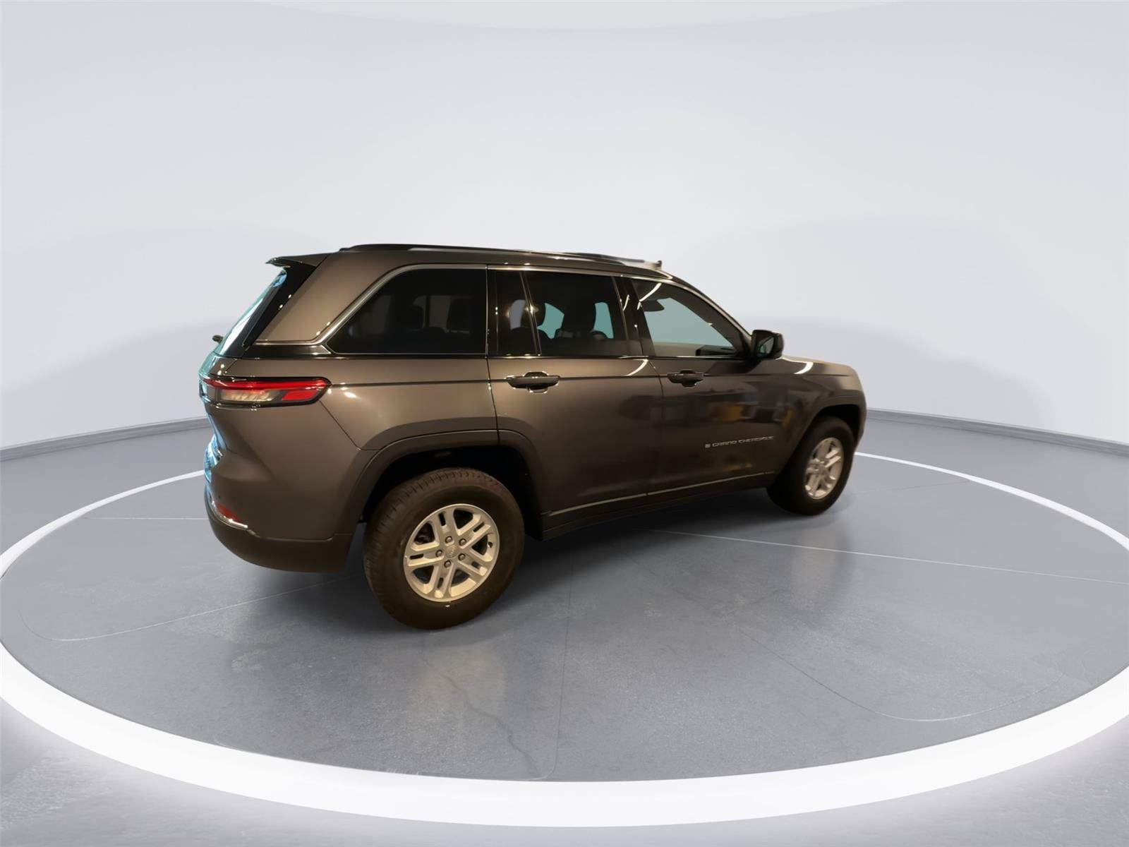 Used 2023 Jeep Grand Cherokee Laredo w/ Luxury Tech Group I AWD/4WD image 8
