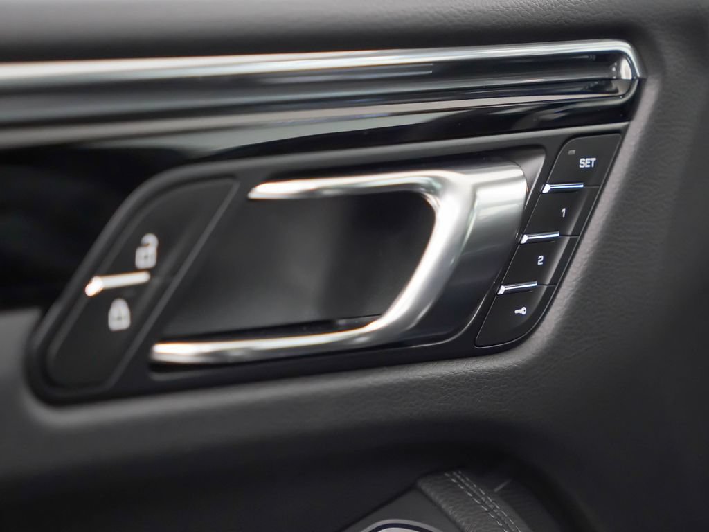Certified 2026 Porsche Macan AWD/4WD image 13