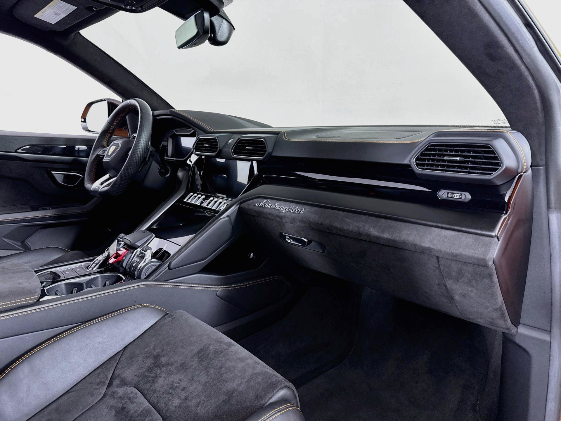 Used 2022 Lamborghini Urus AWD/4WD image 31