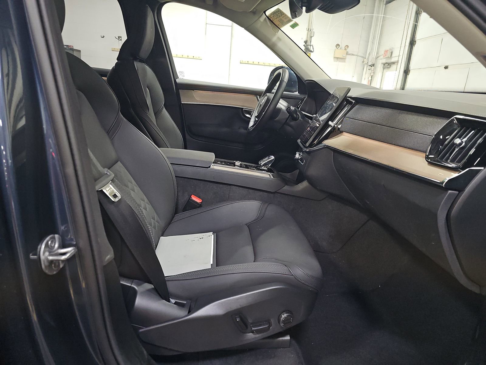 Used 2025 Volvo XC90 B6 Plus image 13