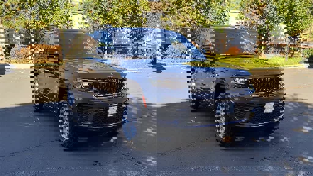 New 2025 Jeep Grand Cherokee Laredo X w/ Luxury Tech Group I image 3