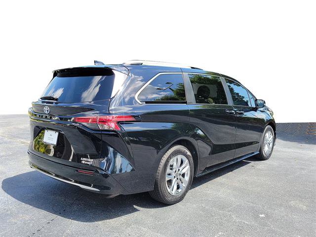 Used 2023 Toyota Sienna Limited FWD image 4