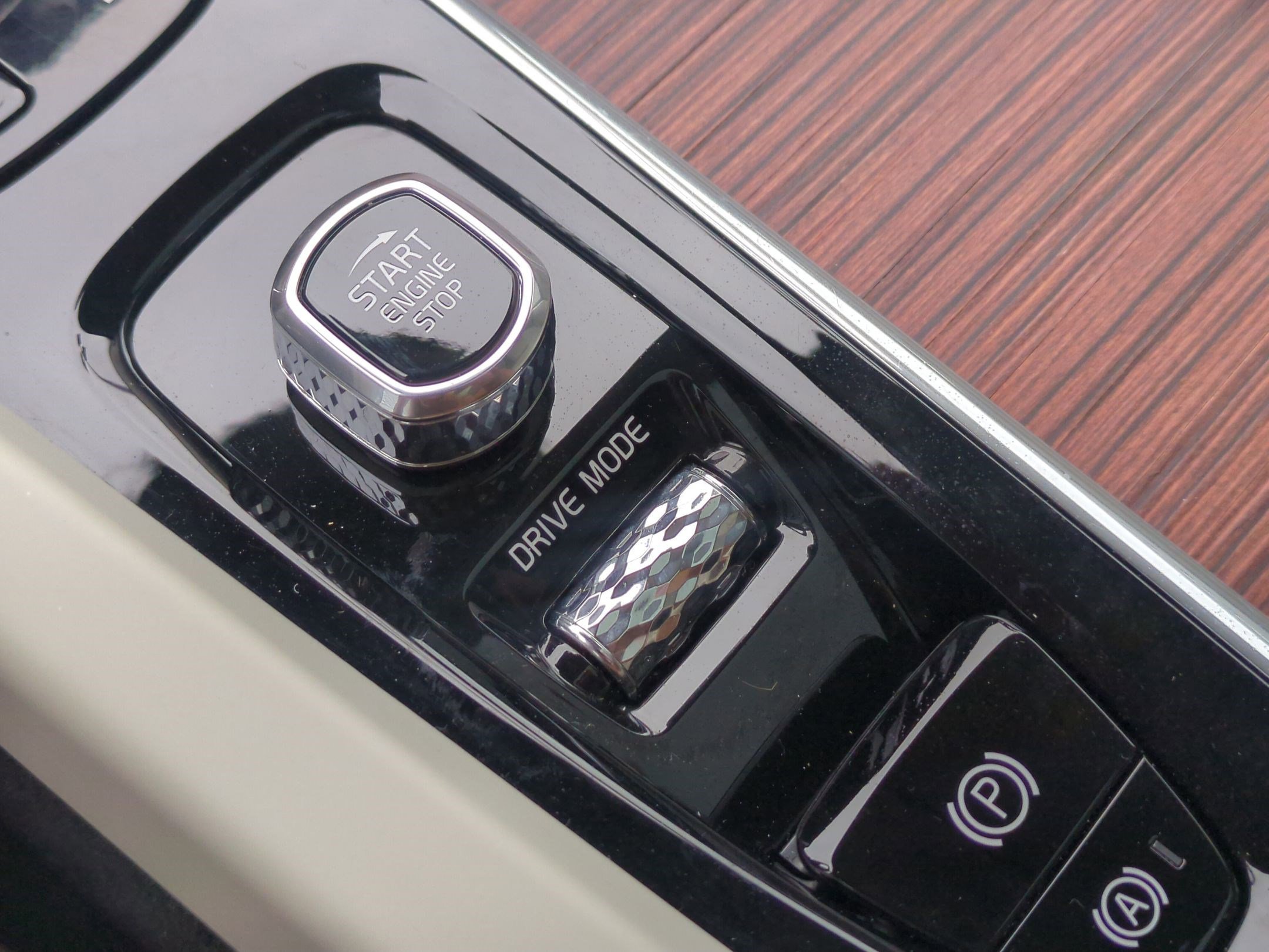 Used 2020 Volvo XC60 T8 Inscription w/ Protection Package Premier image 19