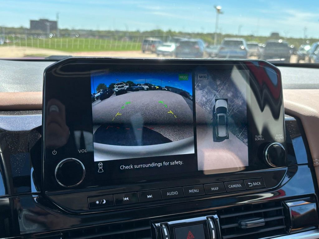 Used 2024 Nissan Pathfinder Platinum image 11